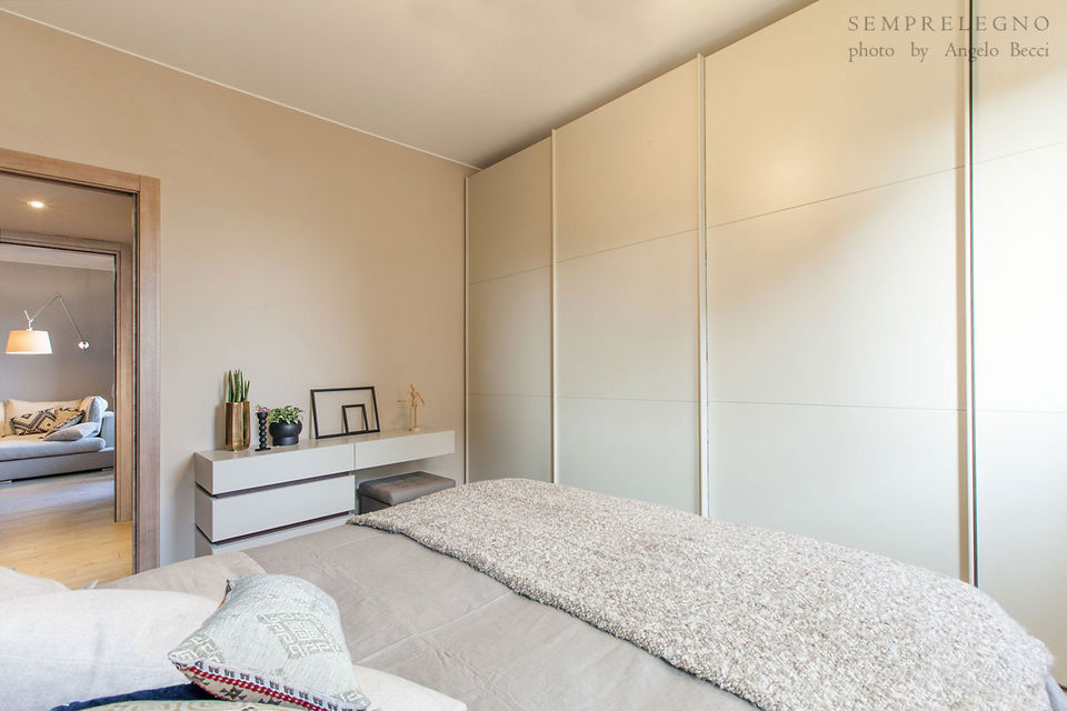 Bedroom Chest of three Drawers, Small Desk and Sliding Doors Closet